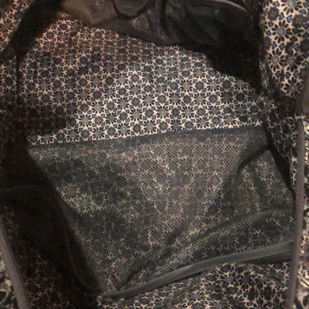 EUC Vera Bradley Charcoal Medallion medium duffel bag - Picture 7 of 7